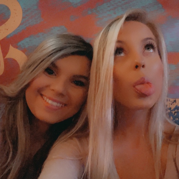 Meet your Posher, Becca - Picture 1 of 7